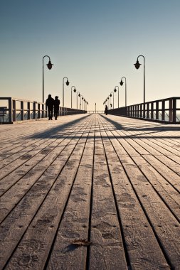 pier deniz kenarında üzerinde gündoğumu