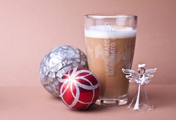Tasse de café en compagnie de décorations de Noël — Photo