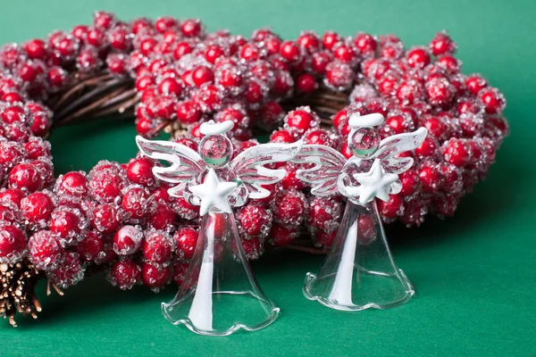 पार्श्वभूमी लाल wreath सह ख्रिसमस देवदूत — स्टॉक फोटो, इमेज
