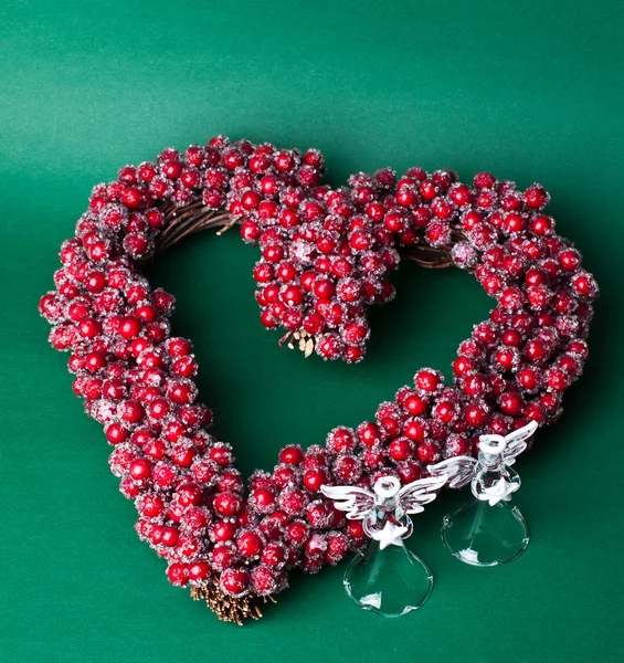 Christmas angels with red wreath in the background — Stock Photo, Image