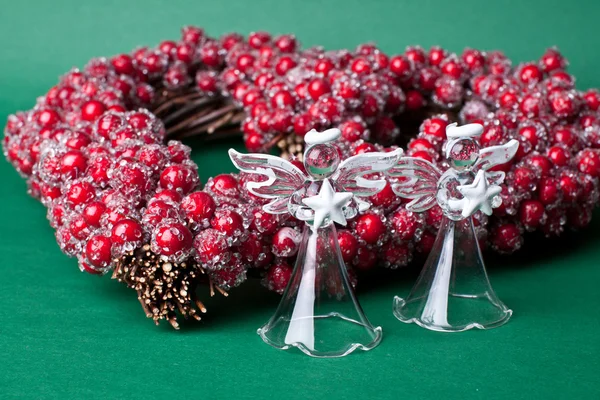 पार्श्वभूमी लाल wreath सह ख्रिसमस देवदूत — स्टॉक फोटो, इमेज