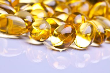 whiteback yere izole renkli vitamini jel kapsül