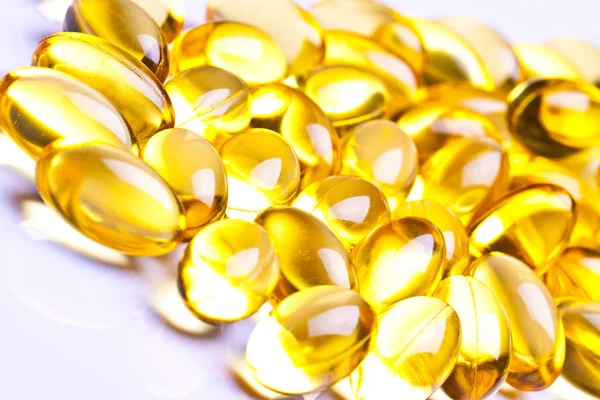 Färgglada vitamin kapslar gel isolerad på whiteback mark — Stockfoto