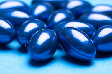 whiteback yere izole renkli vitamini jel kapsül