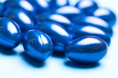 whiteback yere izole renkli vitamini jel kapsül