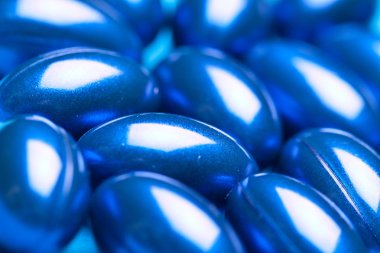 whiteback yere izole renkli vitamini jel kapsül