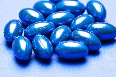 whiteback yere izole renkli vitamini jel kapsül