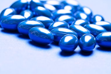 whiteback yere izole renkli vitamini jel kapsül