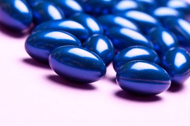 whiteback yere izole renkli vitamini jel kapsül