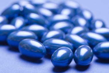 whiteback yere izole renkli vitamini jel kapsül