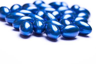 whiteback yere izole renkli vitamini jel kapsül