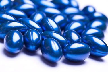 whiteback yere izole renkli vitamini jel kapsül