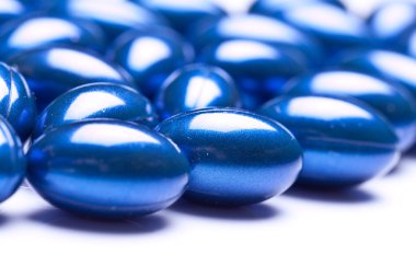 whiteback yere izole renkli vitamini jel kapsül