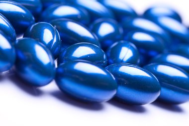 whiteback yere izole renkli vitamini jel kapsül