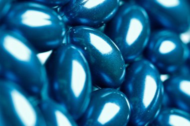 whiteback yere izole renkli vitamini jel kapsül