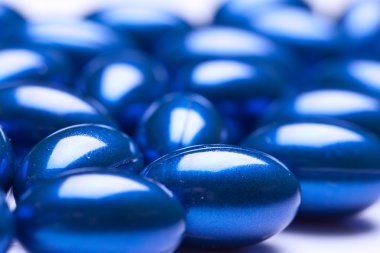 whiteback yere izole renkli vitamini jel kapsül