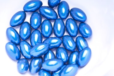 whiteback yere izole renkli vitamini jel kapsül