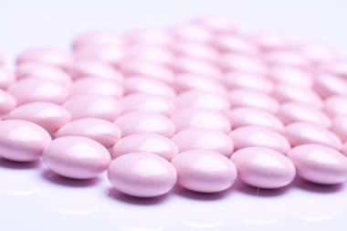 whiteback yere izole renkli vitamini jel kapsül