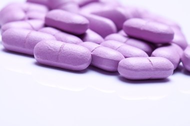 whiteback yere izole renkli vitamini jel kapsül