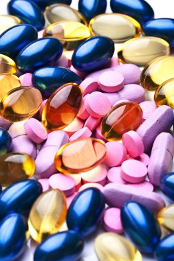 whiteback yere izole renkli vitamini jel kapsül