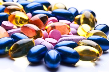 whiteback yere izole renkli vitamini jel kapsül