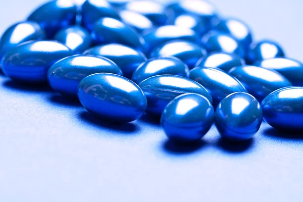 whiteback yere izole renkli vitamini jel kapsül