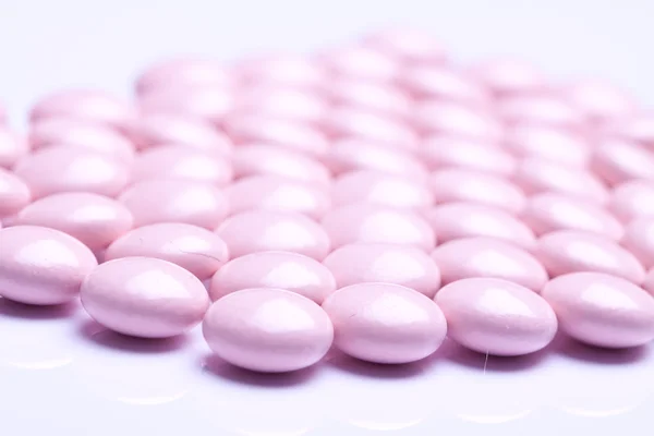 Cápsulas coloridas de gel vitamínico aisladas en fondo blanco — Foto de Stock
