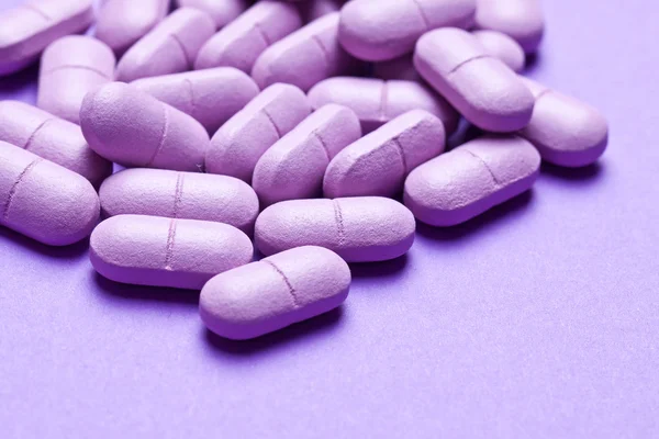 whiteback yere izole renkli vitamini jel kapsül