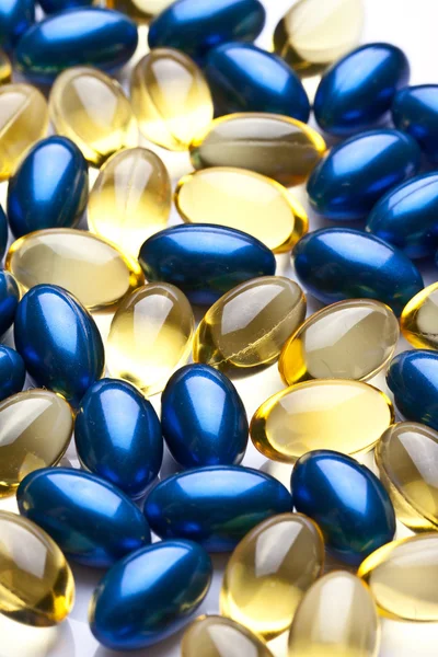 Capsule colorate de gel de vitamine izolate pe sol alb — Fotografie, imagine de stoc