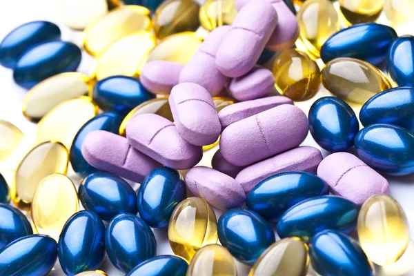 Whiteback 지상에 고립 된 다채로운 비타민 젤 캡슐kleurrijke vitamine gel capsules geïsoleerd op grond van de whiteback — Stockfoto