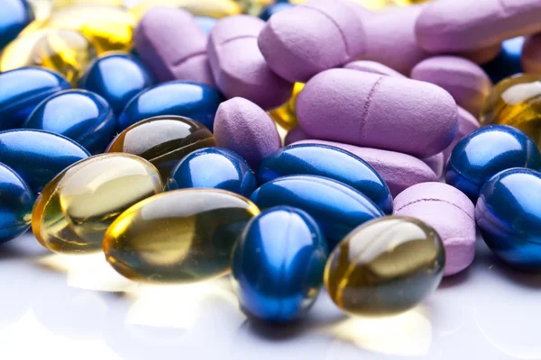 whiteback yere izole renkli vitamini jel kapsül