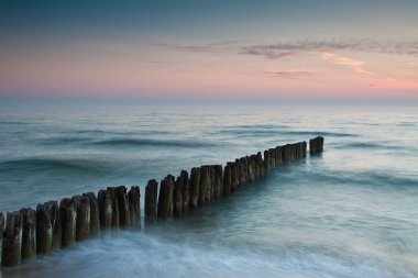 Baltık Denizi güzel doğarken. Sunrise denize. chalupy, Polonya.