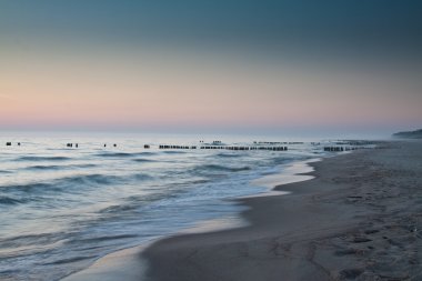 Baltık Denizi güzel doğarken. Sunrise denize. chalupy, Polonya.