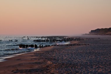 Baltık Denizi güzel doğarken. Sunrise denize. chalupy, Polonya.