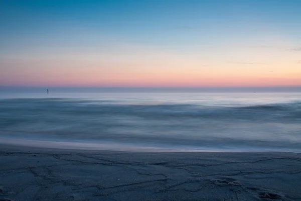 Hermoso amanecer en el mar Báltico. Salida del sol sobre el mar. Chalupy, Polonia . — Foto de Stock