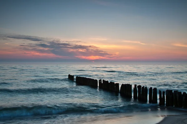 Гарний схід сонця на Балтійському морі. Схід сонця над морем. chalupy, Польща. — стокове фото