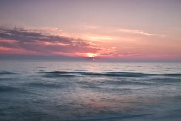 Hermoso amanecer en el mar Báltico. Salida del sol sobre el mar. Chalupy, Polonia . — Foto de Stock