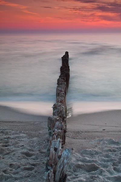 Hermoso amanecer en el mar Báltico. Salida del sol sobre el mar. Chalupy, Polonia . — Foto de Stock