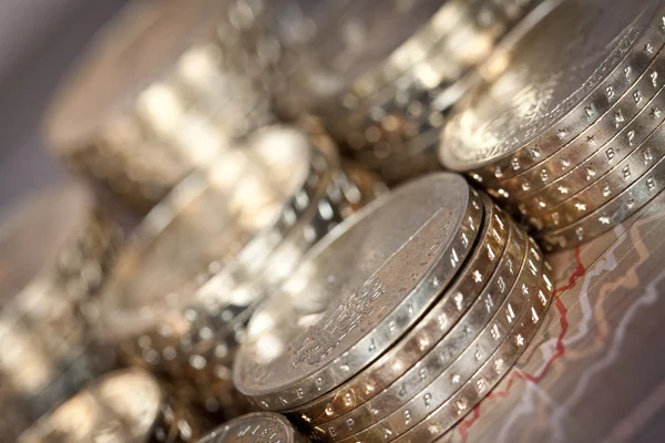 Stapels van gouden munten op witte achtergrond, Poolse zloty munten — Stockfoto