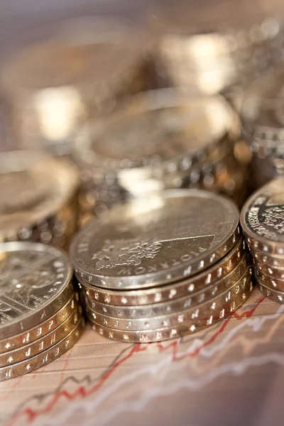 Stapel goldener Münzen auf weißem Hintergrund, polnische Zloty-Münzen — Stockfoto