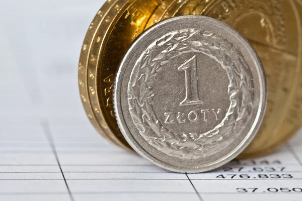 Stapel goldener Münzen auf weißem Hintergrund, polnische Zloty-Münzen — Stockfoto