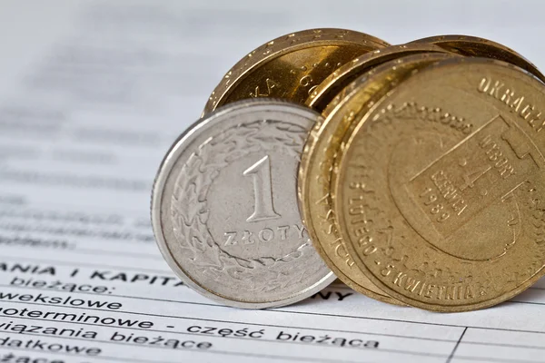 Stapels van gouden munten op witte achtergrond, Poolse zloty munten — Stockfoto