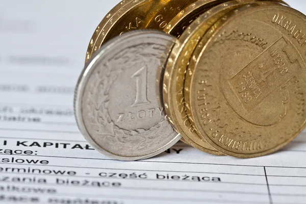 Stosy złote monety na białym tle, polskie monety złotowe — Zdjęcie stockowe