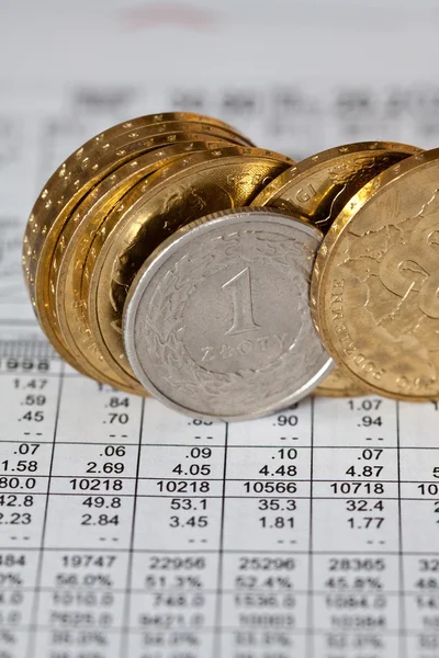 Stapels van gouden munten op witte achtergrond, Poolse zloty munten — Stockfoto