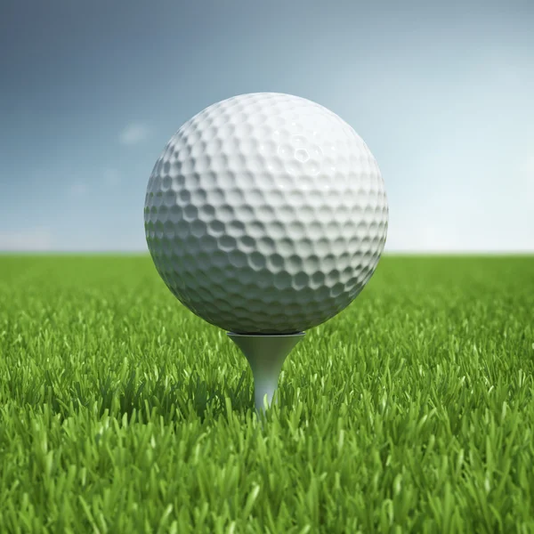 Pelota de golf en el campo de hierba verde — Foto de Stock