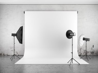 Işık ekipmanlı boş fotoğraf stüdyosu