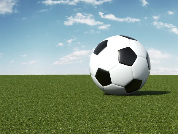 Pelota de fútbol en el campo verde — Foto de Stock