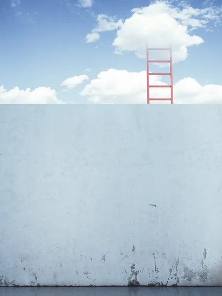 Escalera en el cielo detrás de la pared — Foto de Stock