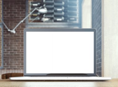 bir kafede dizüstü bilgisayarda internet'te sörf
