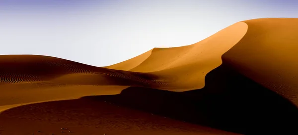 Wüstenlandschaft mit kontrastierendem Himmel. Gelbe Dünen und blauer Himmel. Minimaler abstrakter Hintergrund. 3D-Darstellung — Stockfoto